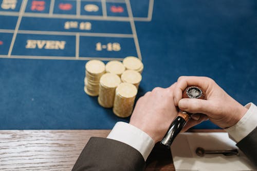 Roleta iluminada num ambiente moderno de casino